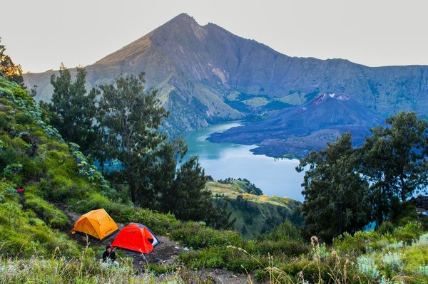 Astuces pour camper en toute sécurité dans des zones propices aux éruptions volcaniques.